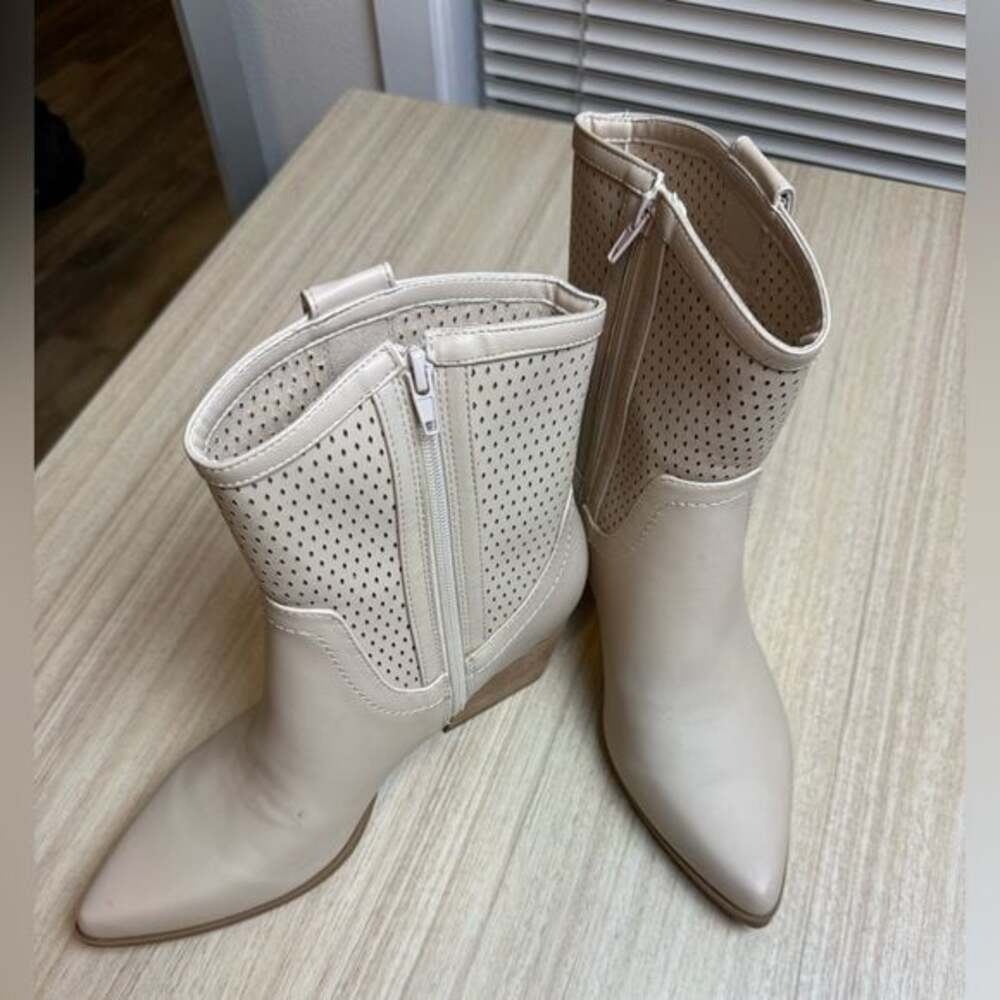 DV Dolce Vita - Kirby Ankle Boot - Ivory - Sz 9.5